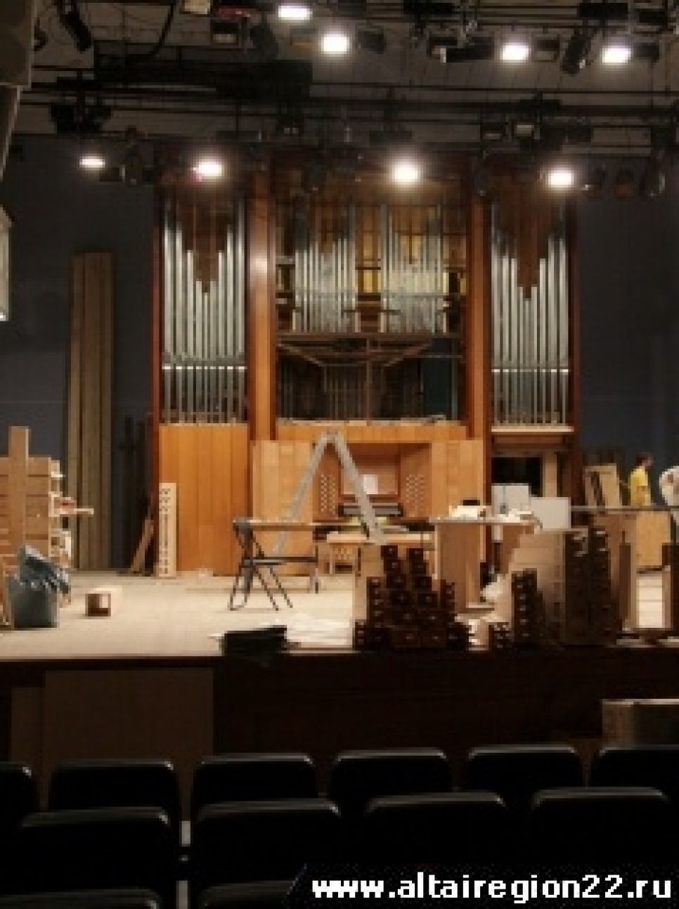 Жители Алтайского края услышат звук обновленного органа
государственной филармонии только в конце января.