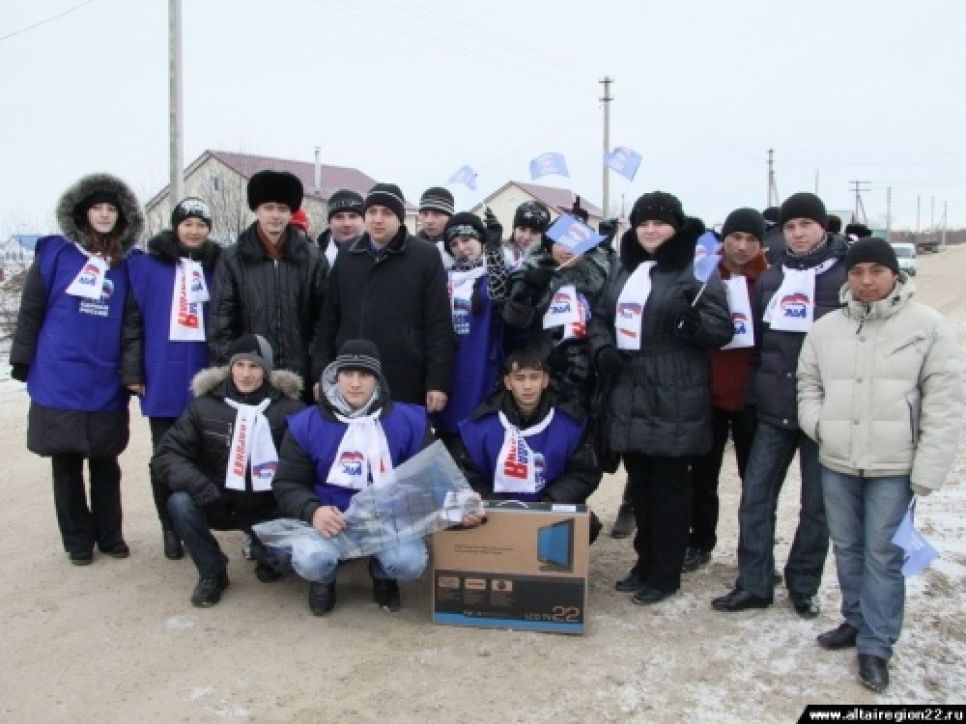"Единая Россия" раздает погорельцам в Алтайском крае пожертвованные
фирмой Samsung телевизоры. Фото.