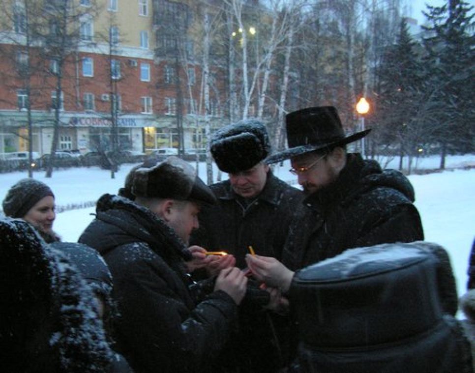 Еврейская община Барнаула в честь Хануки зажгла менору в
центре краевой столицы. Фото.