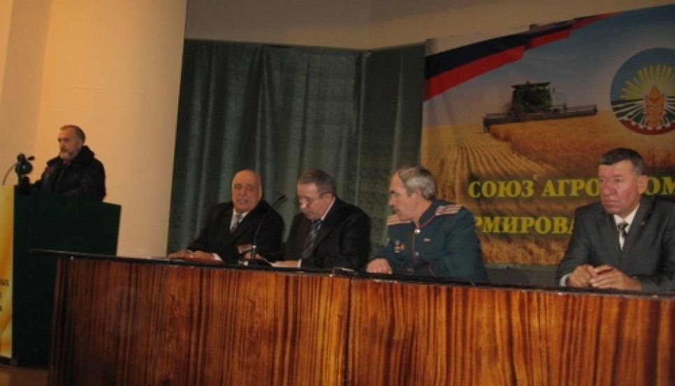 Офицеры запаса Алтайского края желают ликвидировать
сложившуюся в отношении них систему курортного обеспечения и
восстановить льготы по обеспечению земельными участками.