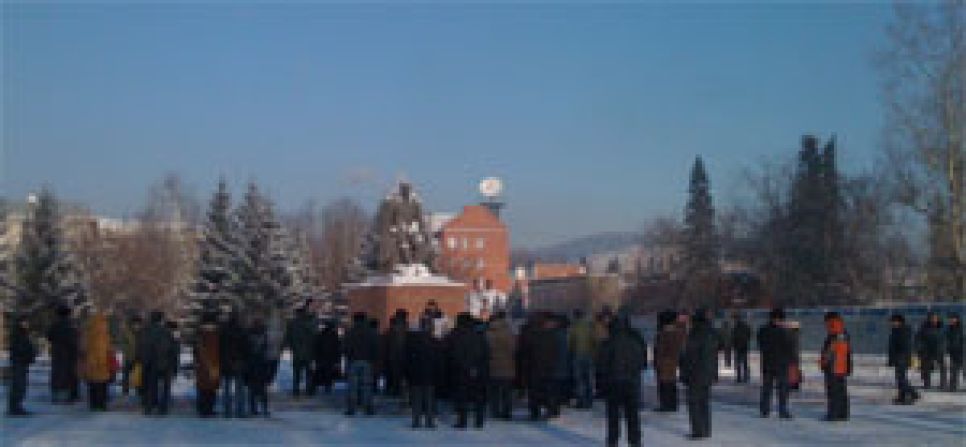 Участники митинга в Горно-Алтайске поддержали Свидетеля Иеговы
Александра Калистратова и издателя оппозиционной газеты "Листок"
Сергея Михайлова.