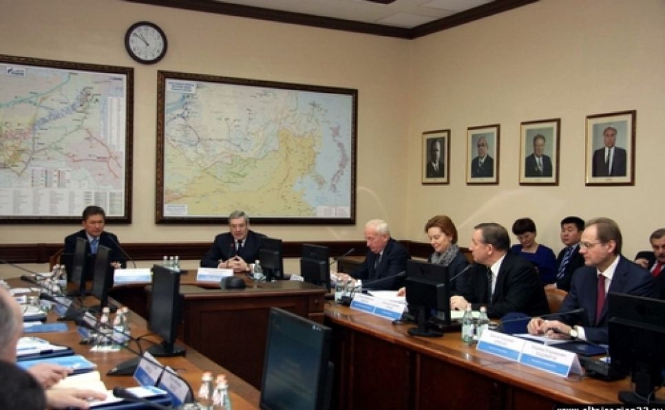 Александр Карлин участвует в совещании по строительству
газопровода "Алтай", которое проходит в Томске.