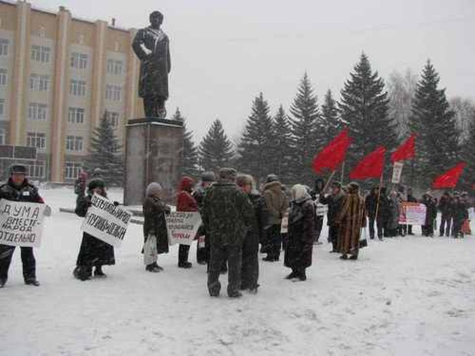 "Проголосовал за поправки - попрощайся с мандатом!": в Бийске
прошел пикет коммунистов против отмены выборности мэра. Фото.
