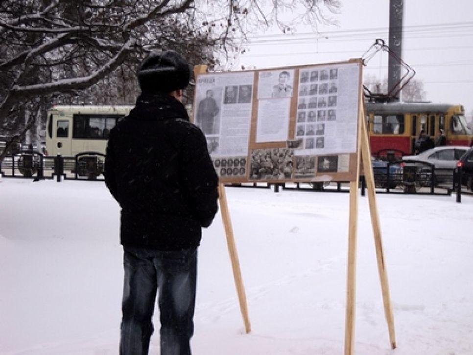 В Барнауле коммунисты провели пикет с призывом поддержать
инициативу поставить в городе памятник Сталину.