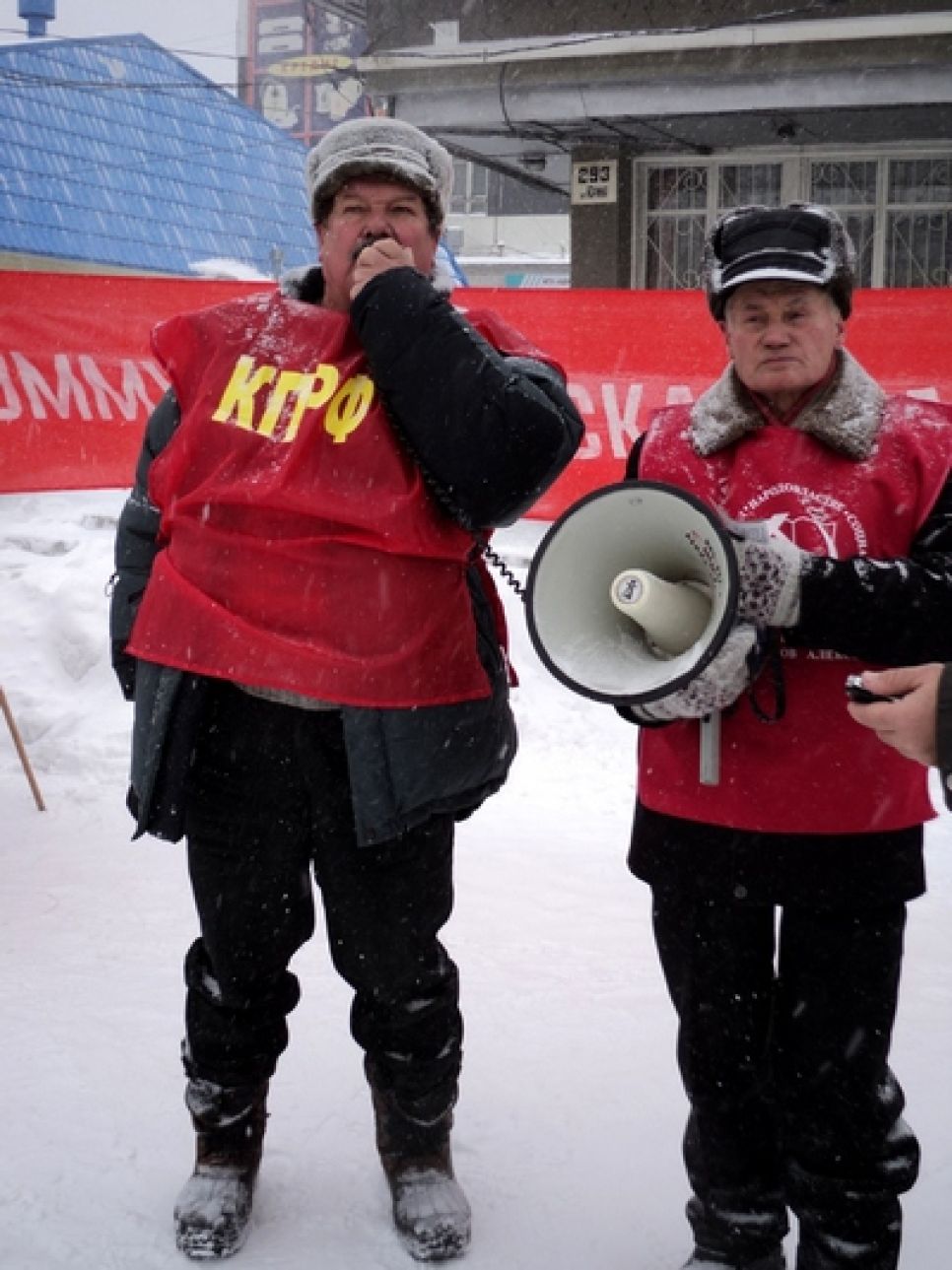 В Барнауле коммунисты провели пикет с призывом поддержать
инициативу поставить в городе памятник Сталину.