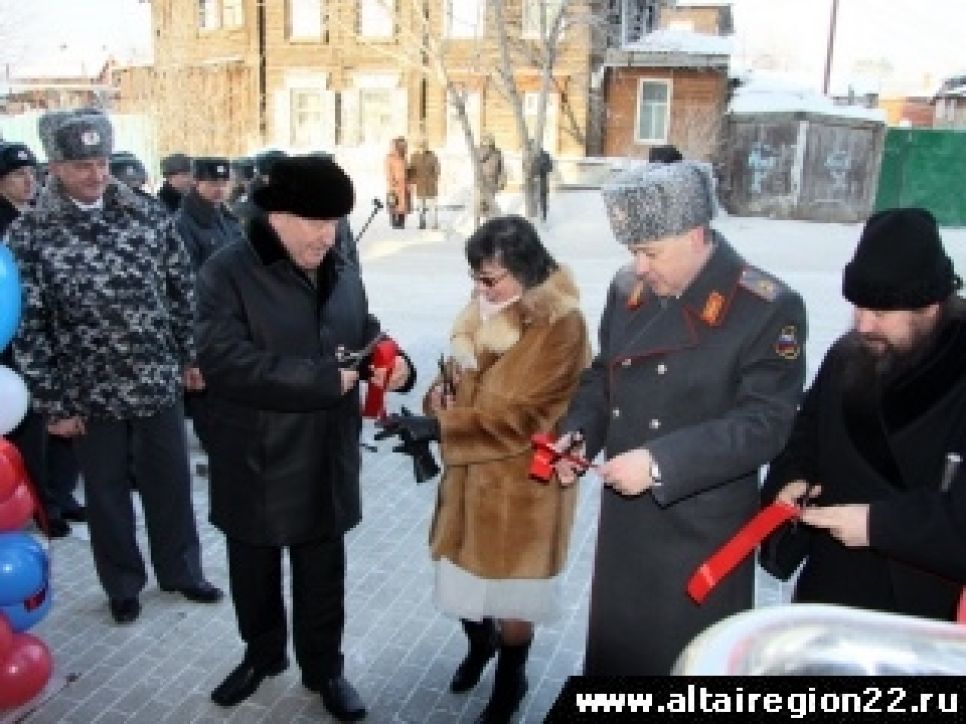 Здание Главного следственного управления при ГУВД по
Алтайскому краю торжественно открыли сегодня в Барнауле. Фото.