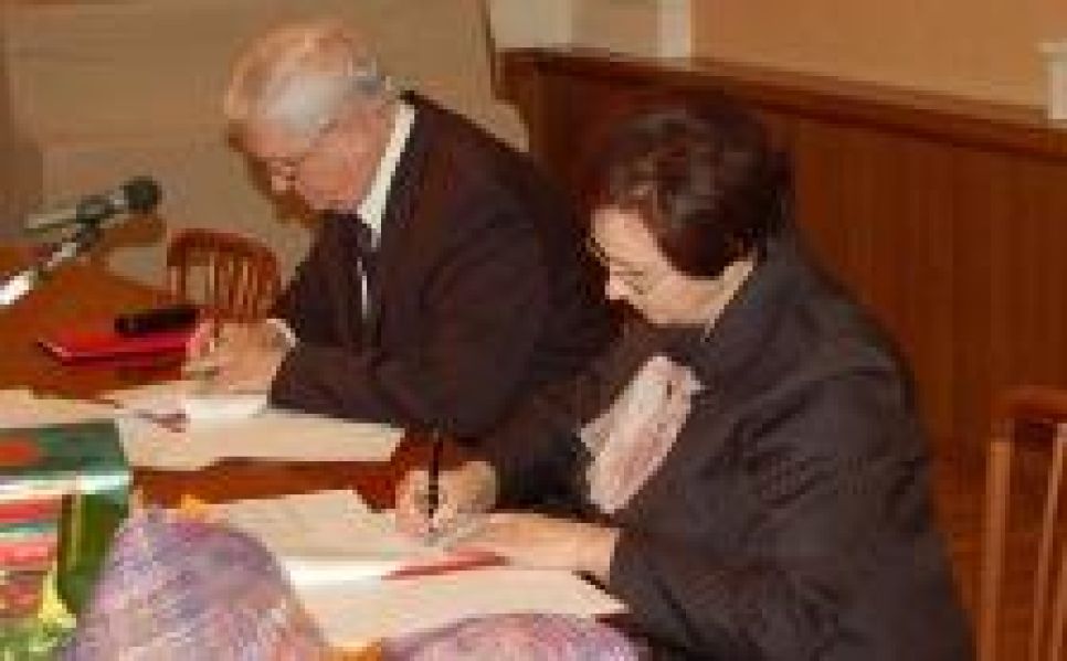 Глава Барнаула Людмила Зубович заключила  контракт на 2,5 года
с главой администрации города Игорем Савинцевым.