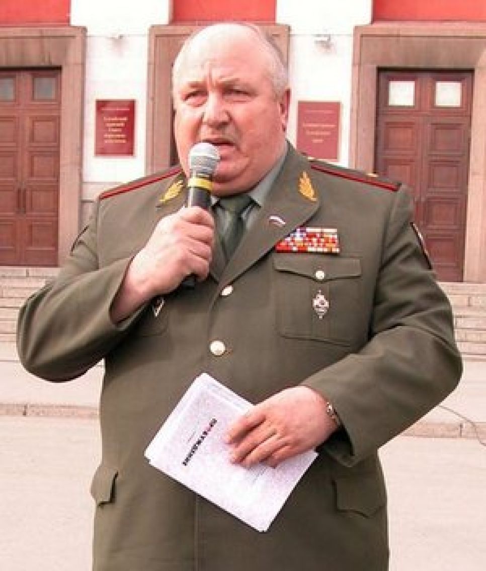 Губернатор Алтайского края перевел скандально известного генерала
Гребенщикова с поста своего помощника в аппарат постпредства региона
в Москве.