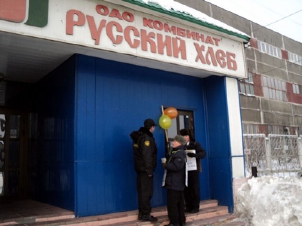В Барнауле коммунисты пикетировали хлебокомбинаты, повысившие
цены на хлеб.