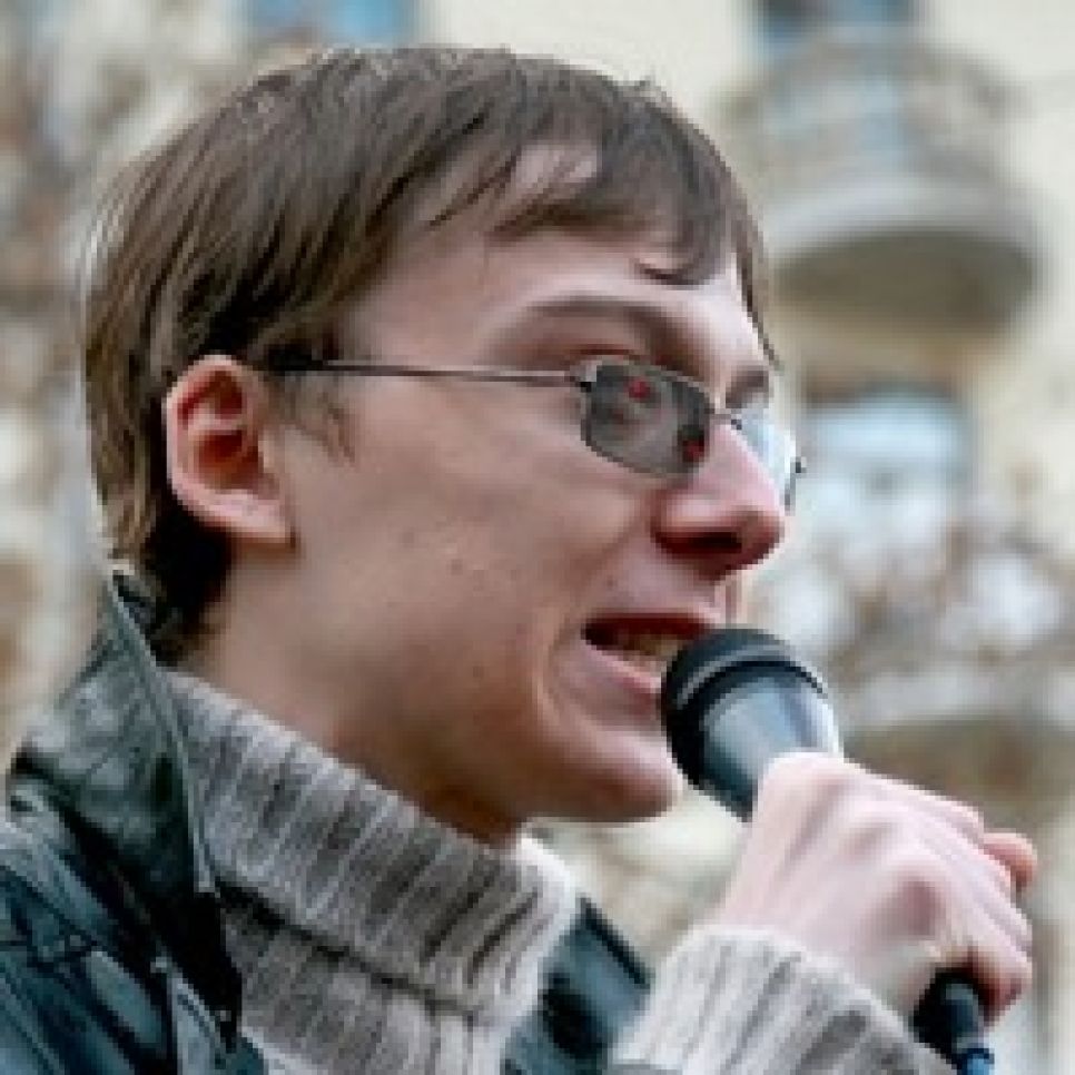 Молодой "левый" Даниил Полторацкий - Виталию Сафронову:
Политтехнологическая роль КПРФ - защищать малоимущих. Вспомните
про то, что Ленин боролся с социальным неравенством, а не за
"единую и неделимую Россию"!
