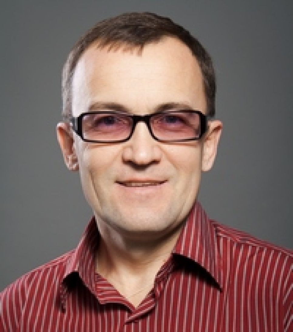 Сотрудник пресс-службы ЦК КПРФ Алексей Брагин о российской
компартии и молодежи: с Полторацким мы уже по разные стороны
баррикад, сейчас надо подумать, как не упустить других ребят -
чтобы дать им вовремя почитать не Троцкого и Бухарина, а Ленина,
Сталина и Зюганова...