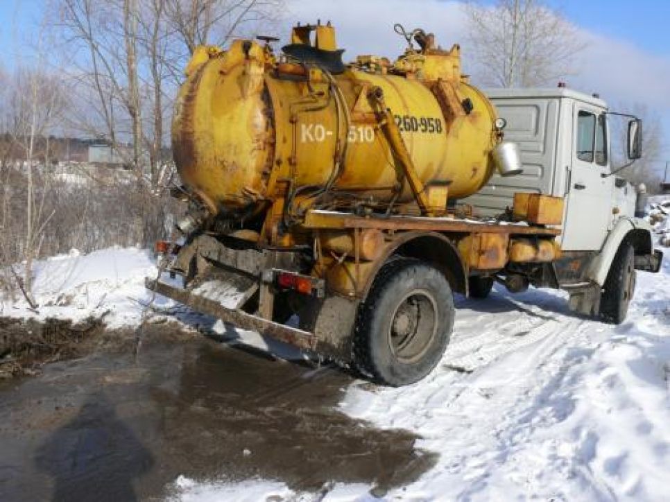 В Барнауле задержан водитель, сбрасывавший жидкие отходы рядом
с озером.