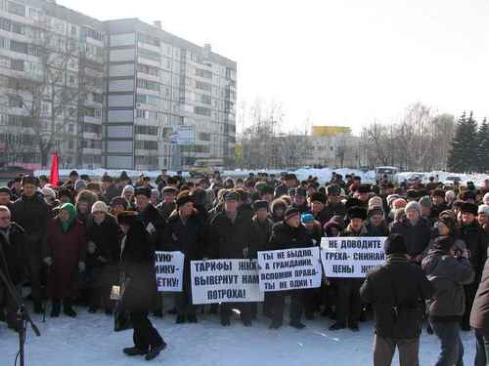 "Не доводите до греха - снижайте цены в ЖКХ!": в Бийске прошел
митинг против роста тарифов на услуги ЖКХ и продукты питания.
Фото.