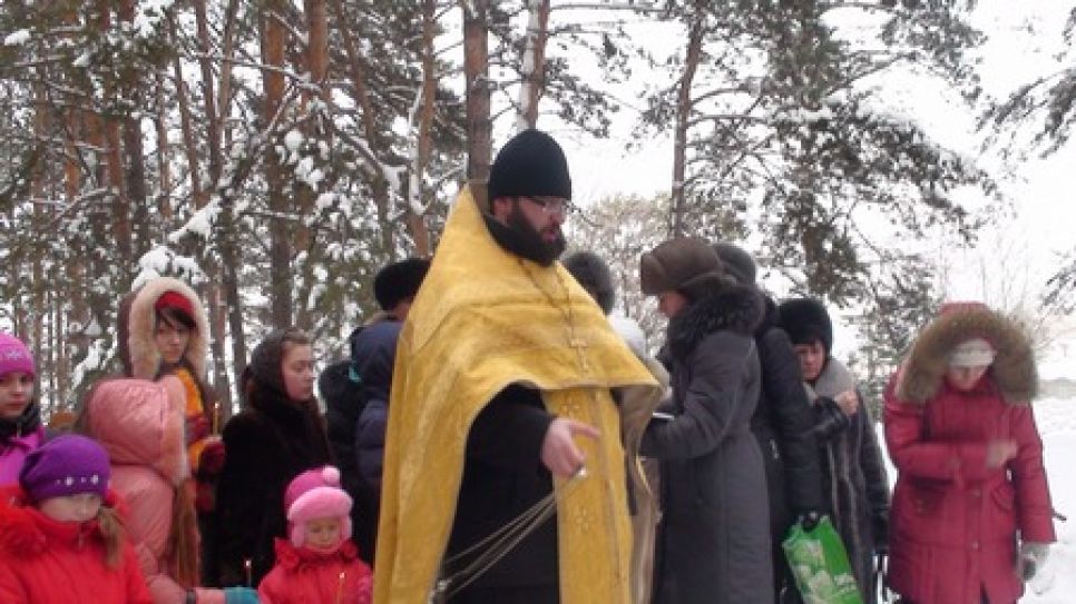 Возле Барнаульской тюрьмы отслужили панихиду по жертвам советского периода. Фото.
