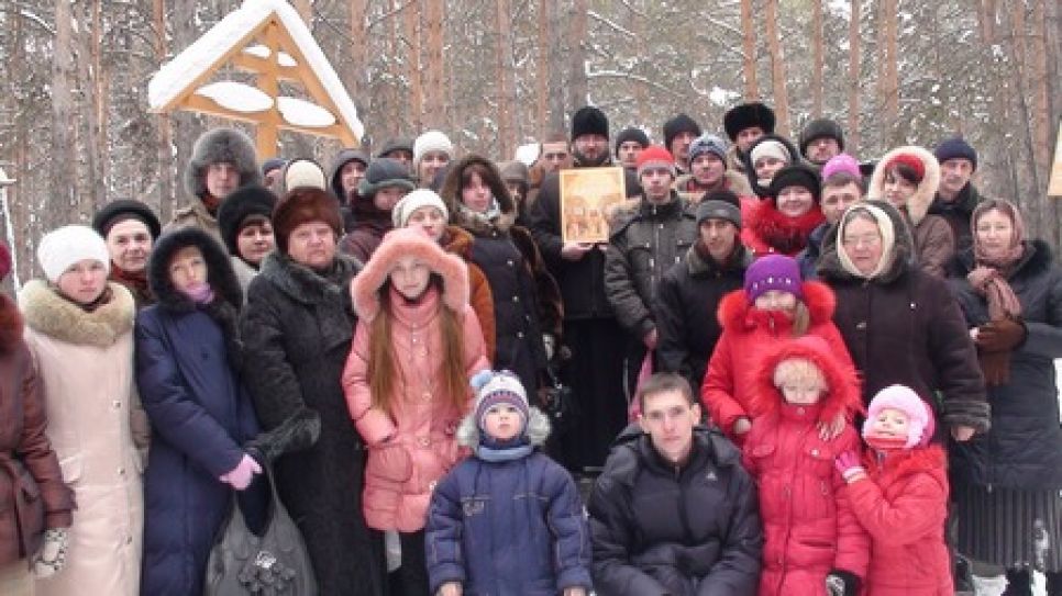 Возле Барнаульской тюрьмы отслужили панихиду по жертвам советского периода. Фото.