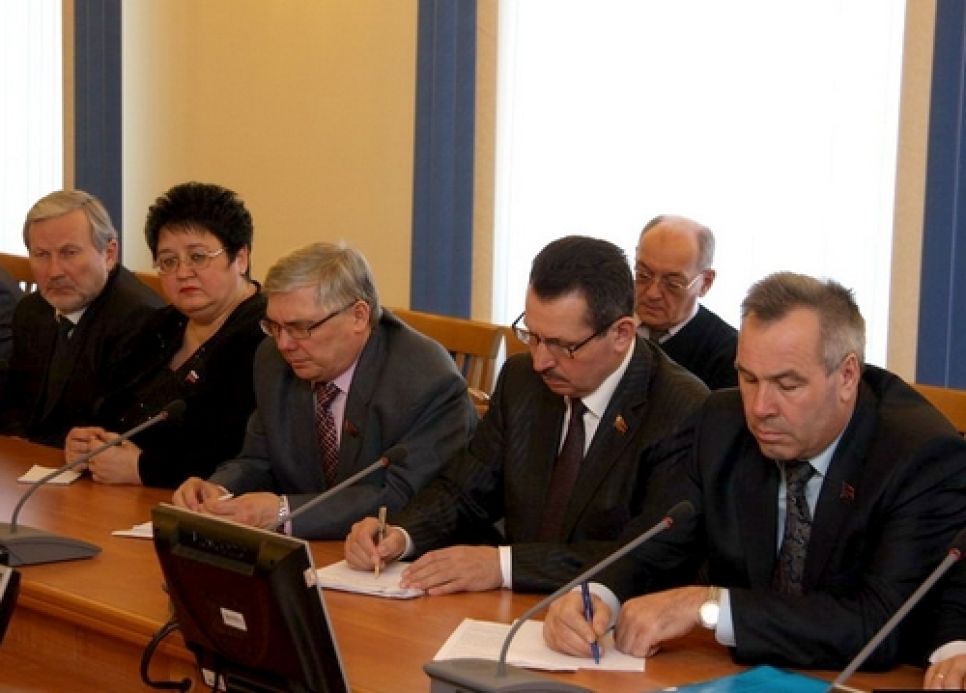 В ходе встречи с партактивом алтайских единороссов губернатор Карлин похвалил
себя за хорошую, по его мнению, работу.