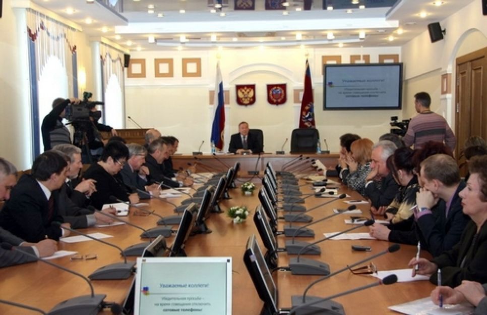 В ходе встречи с партактивом алтайских единороссов губернатор Карлин похвалил
себя за хорошую, по его мнению, работу.