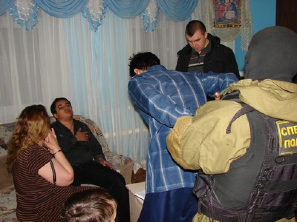 В Новоалтайске будут судить 13 членов орггруппы торговцев
героином.