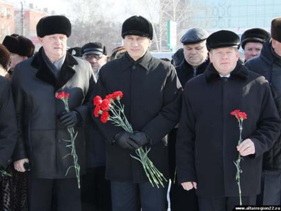 Чиновники и единороссы 23 февраля возложили цветы к Мемориалу
Славы в Барнауле.