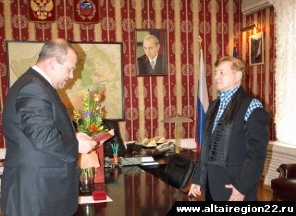 Роман Виктюк награжден медалью Алтайского края "За заслуги
перед обществом"