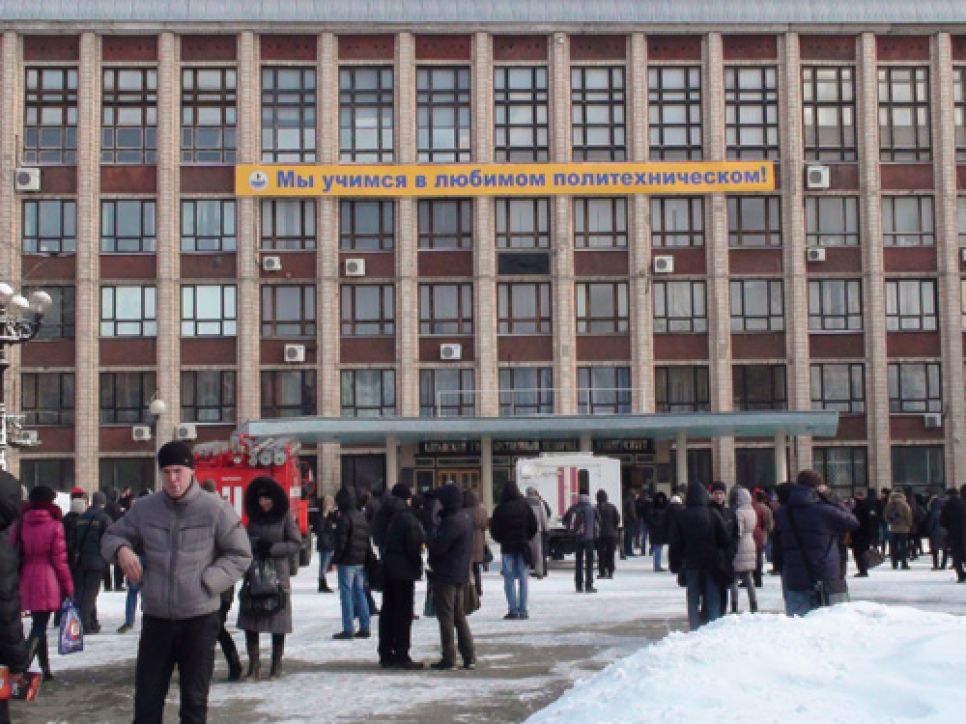 Алтайский "политех" эвакуируют из-за сообщения о заминировании.Фото.
