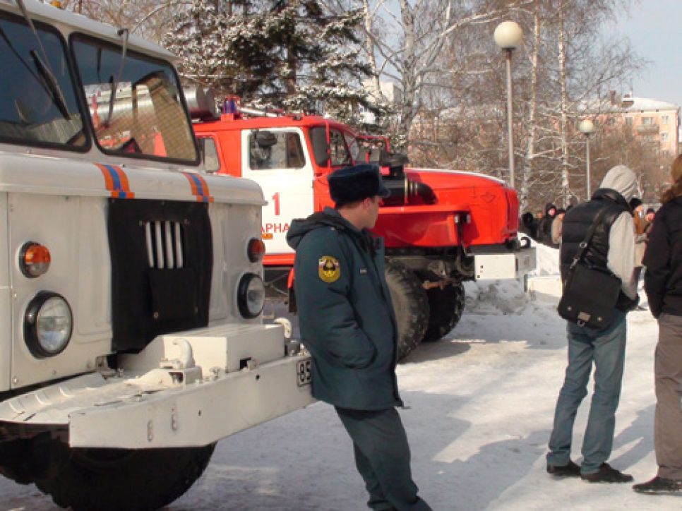 Алтайский "политех" эвакуируют из-за сообщения о заминировании.Фото.