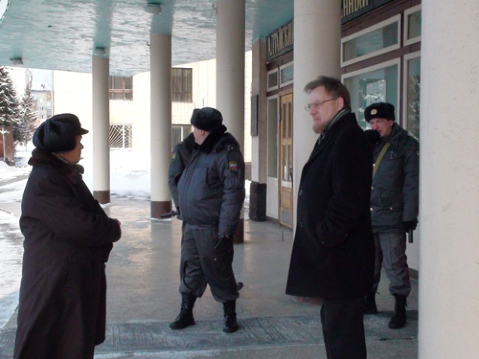 Алтайский "политех" эвакуируют из-за сообщения о заминировании.Фото.