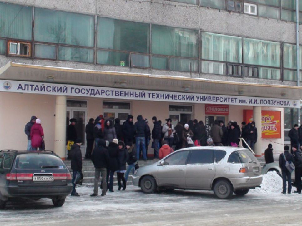 Алтайский "политех" эвакуируют из-за сообщения о заминировании.Фото.