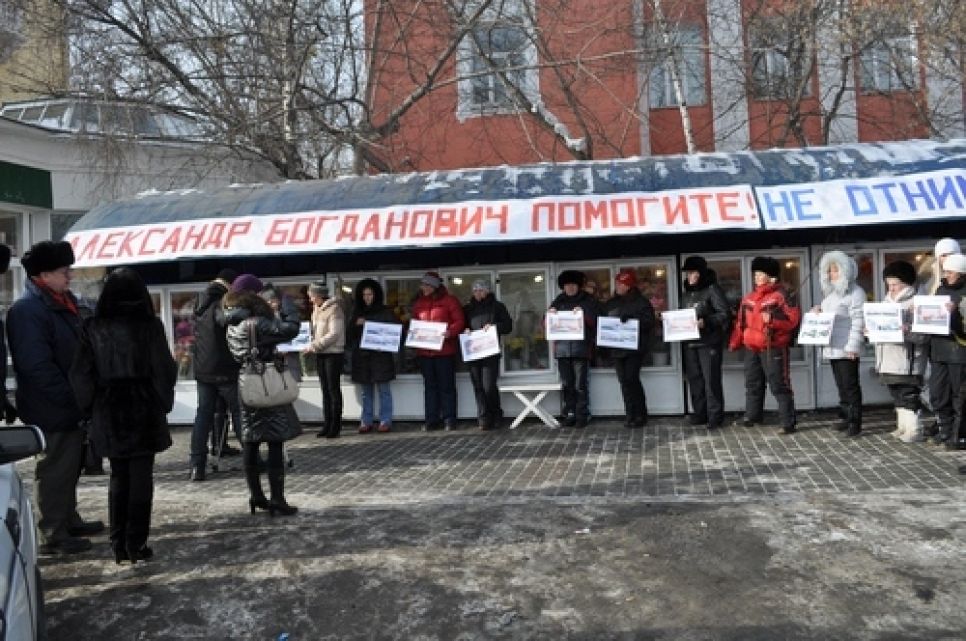 Барнаульские цветочники, протестуя против ликвидации торговых
павильонов на площади Октября,  приковали себя цепями.  Фото.