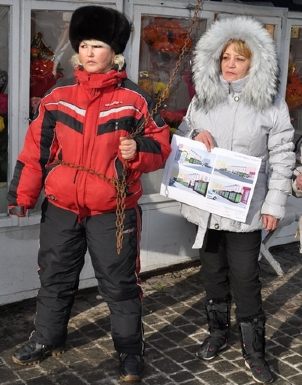 Барнаульские цветочники, протестуя против ликвидации торговых
павильонов на площади Октября,  приковали себя цепями.  Фото.