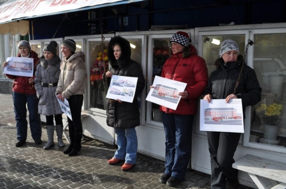 Барнаульские цветочники, протестуя против ликвидации торговых
павильонов на площади Октября,  приковали себя цепями.  Фото.