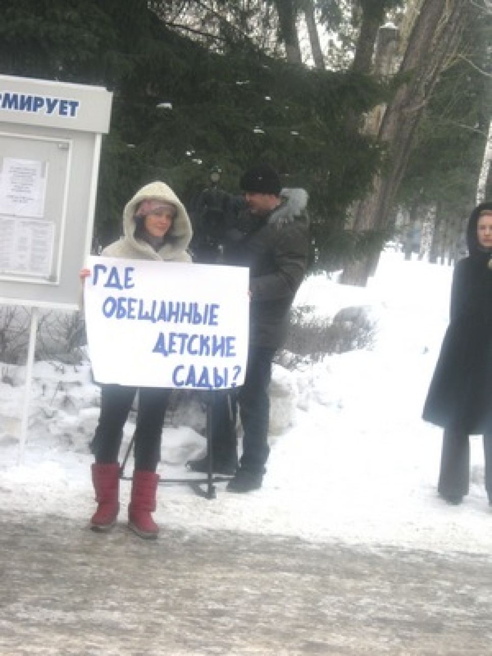 "Где обещанные детские сады?": мать-одиночка пикетировала
администрацию Ленинского района Барнаула.