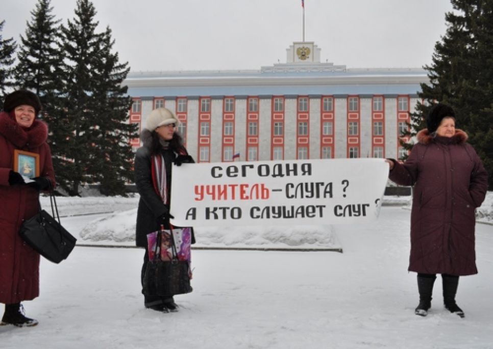 В Барнауле правоохранители разогнали родительскую
общественность, пикетировавшую краевую администрацию с криками
"Астахов, выходи!". Фото.