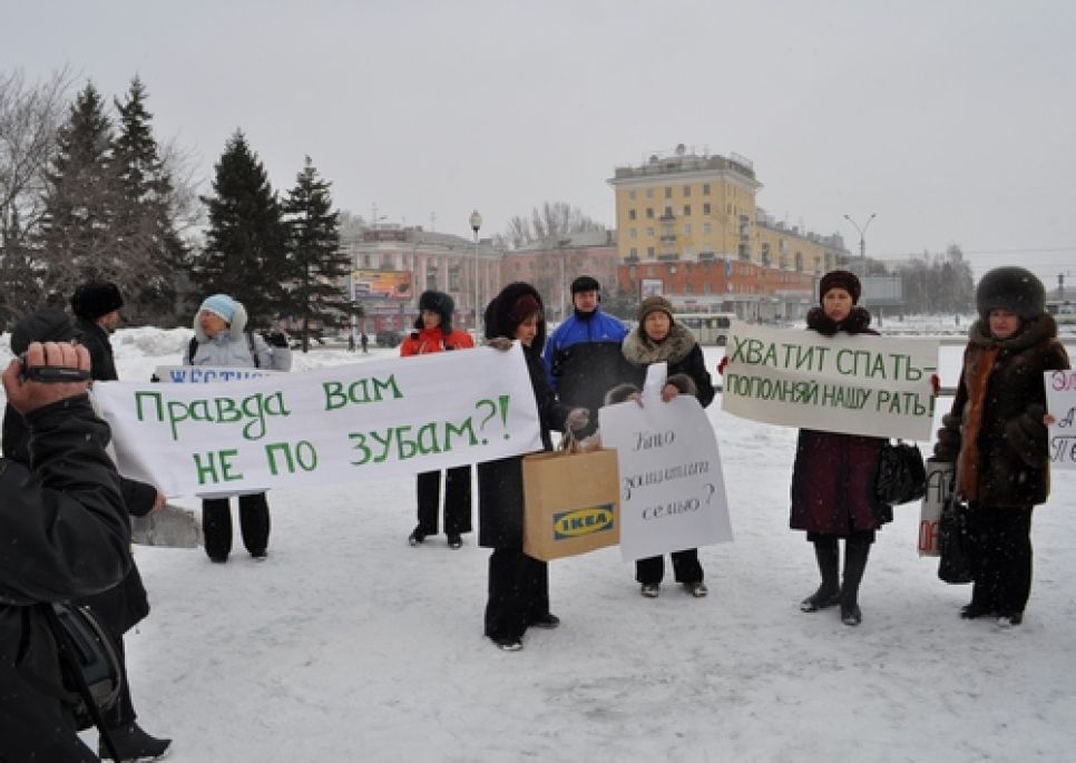 В Барнауле правоохранители разогнали родительскую
общественность, пикетировавшую краевую администрацию с криками
"Астахов, выходи!". Фото.
