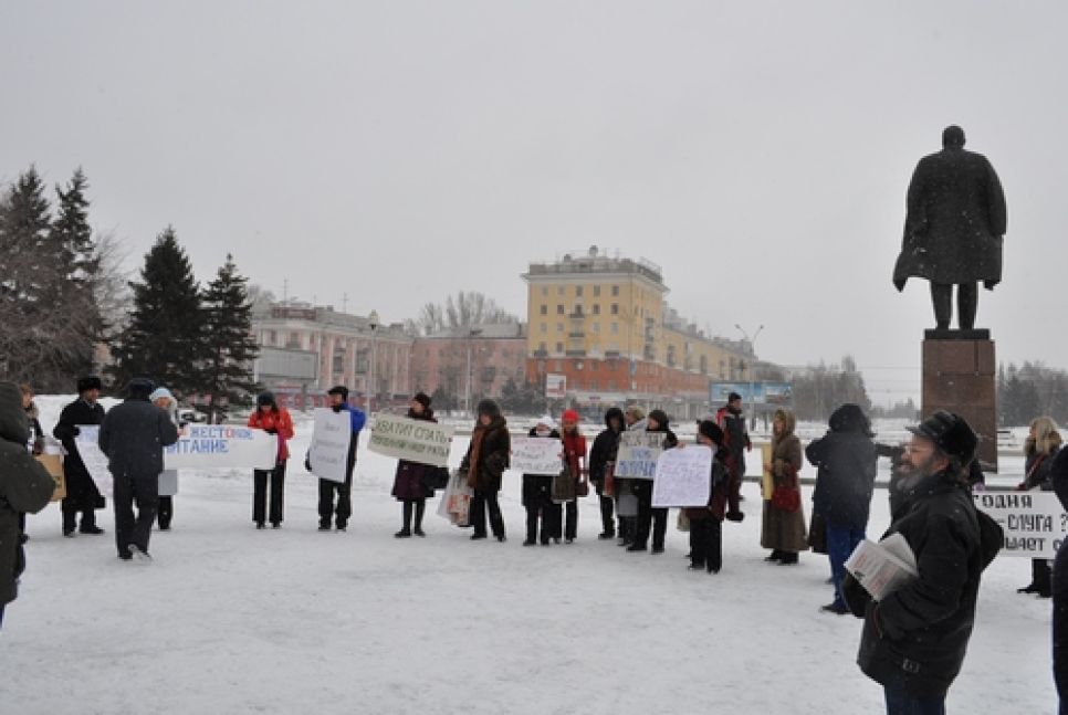 В Барнауле правоохранители разогнали родительскую
общественность, пикетировавшую краевую администрацию с криками
"Астахов, выходи!". Фото.