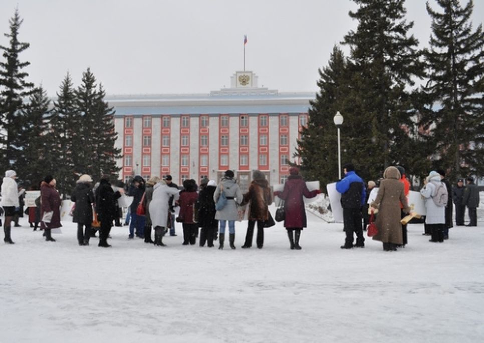 В Барнауле правоохранители разогнали родительскую
общественность, пикетировавшую краевую администрацию с криками
"Астахов, выходи!". Фото.