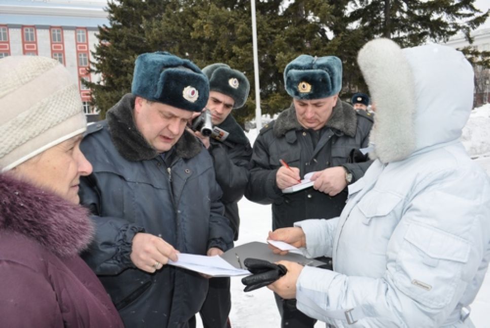 В Барнауле правоохранители разогнали родительскую
общественность, пикетировавшую краевую администрацию с криками
"Астахов, выходи!". Фото.