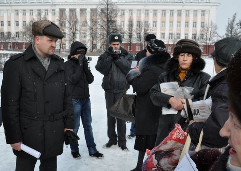 В Барнауле правоохранители разогнали родительскую
общественность, пикетировавшую краевую администрацию с криками
"Астахов, выходи!". Фото.