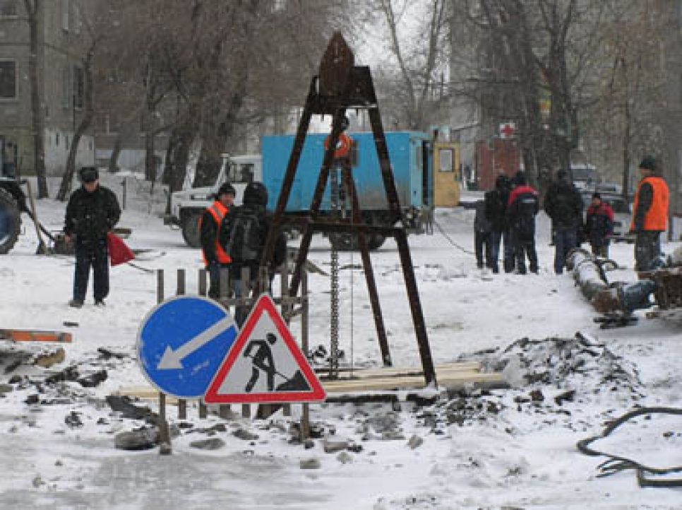 В Барнауле из-за крупной коммунальной аварии на двое суток остались
без воды 70 000 человек.