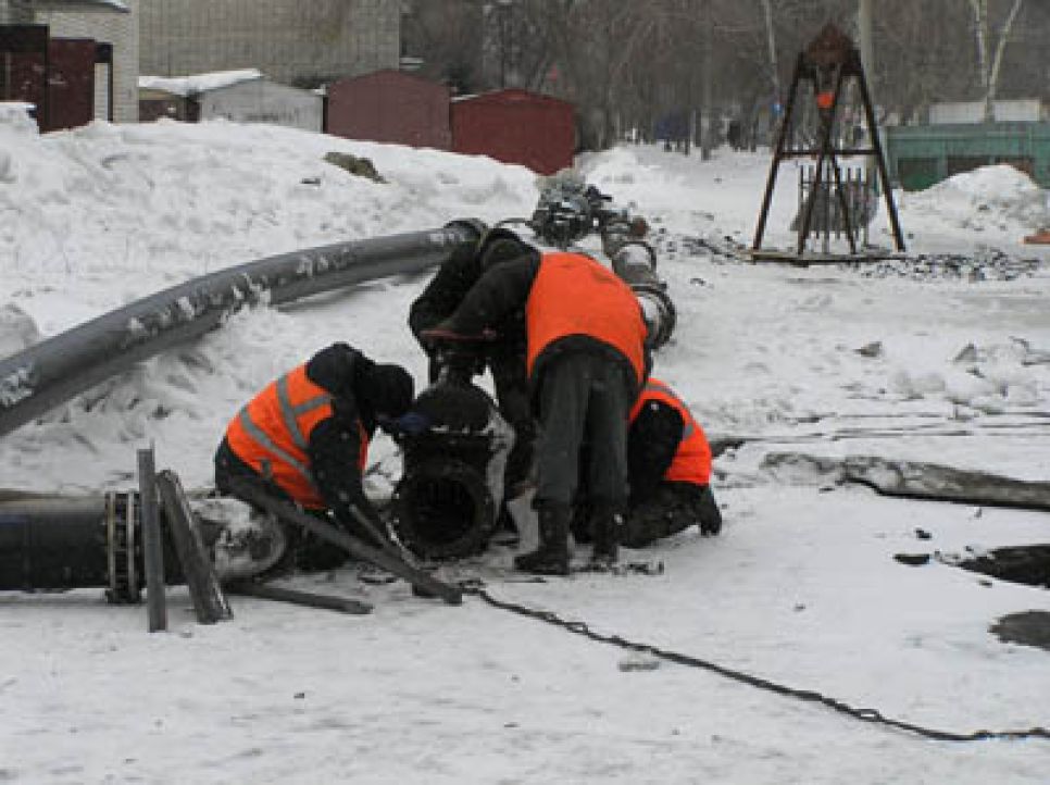 В Барнауле из-за крупной коммунальной аварии на двое суток остались
без воды 70 000 человек.