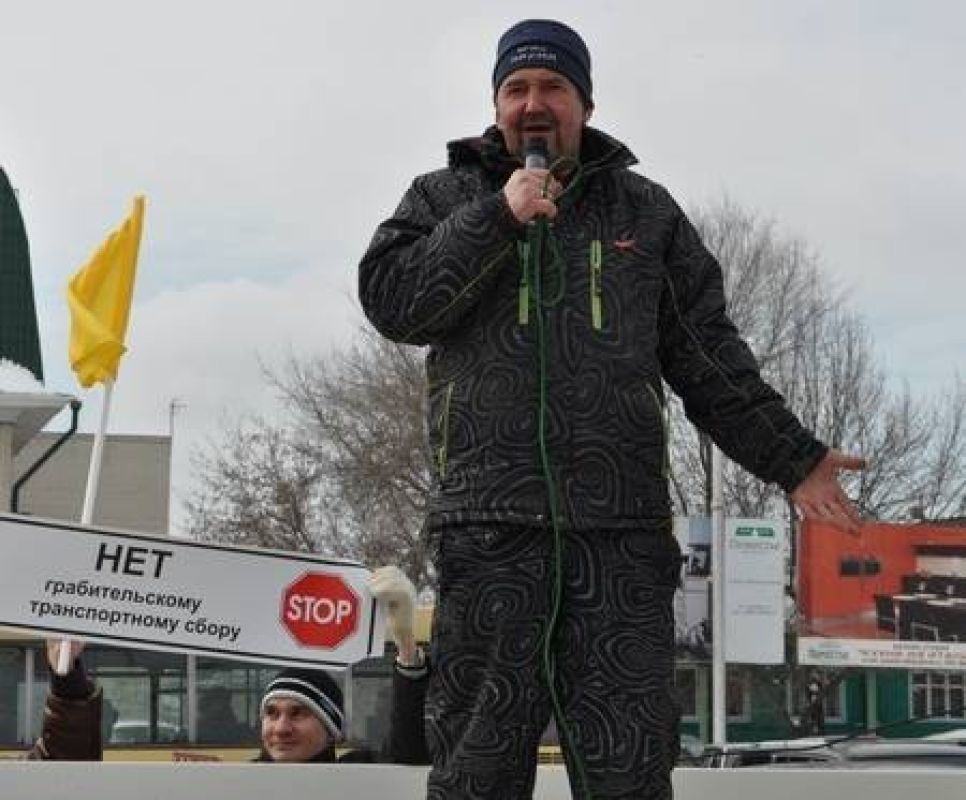 Барнаульские автовладельцы 
пообещали не голосовать за "Единую Россию" в
случае, если "партия власти" в Алтайском крае не  отменит транспортный налог.