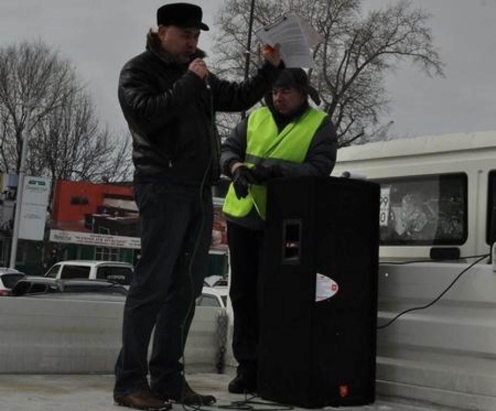 Барнаульские автовладельцы 
пообещали не голосовать за "Единую Россию" в
случае, если "партия власти" в Алтайском крае не  отменит транспортный налог.