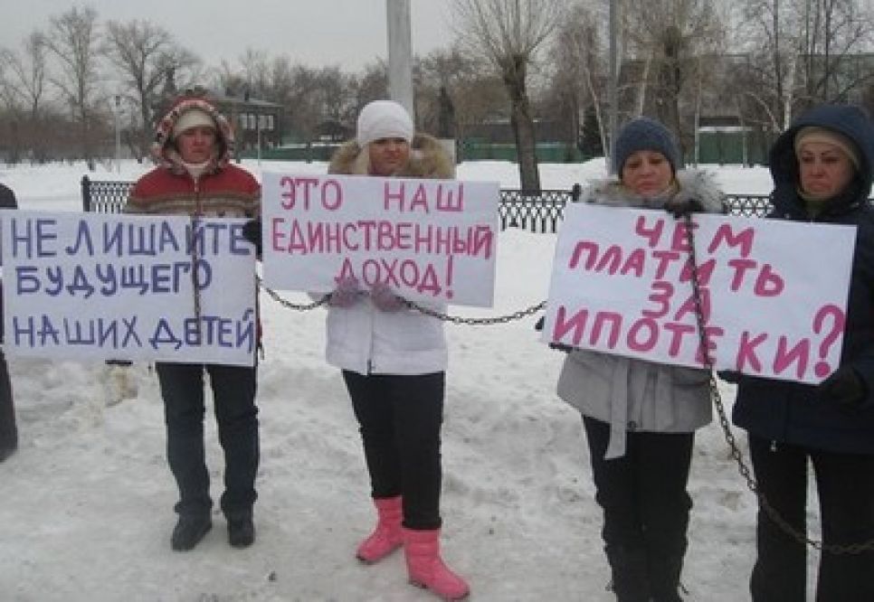 В Барнауле предпринимательницы, протестующие против сноса
цветочных киосков на площади Октября, провели очередной пикет, в
планах - митинг.