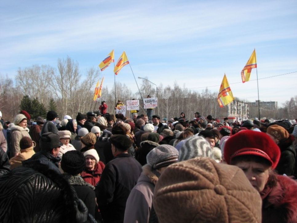 В Барнауле уличный протест против манипуляций вокруг управления домами
едва не привел к массовой драке.