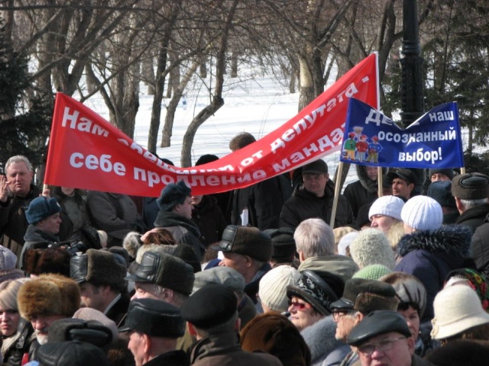 В Барнауле уличный протест против манипуляций вокруг управления домами
едва не привел к массовой драке.