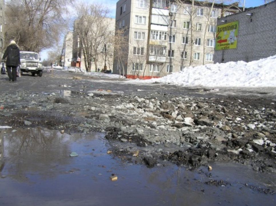 "Достойная и честная" работа Водоканала
Барнаула по ликвидации крупнейшей аварии вновь угрожает оставить город
без воды: на месте халтурно засыпанного котлована появились подземные
провалы.