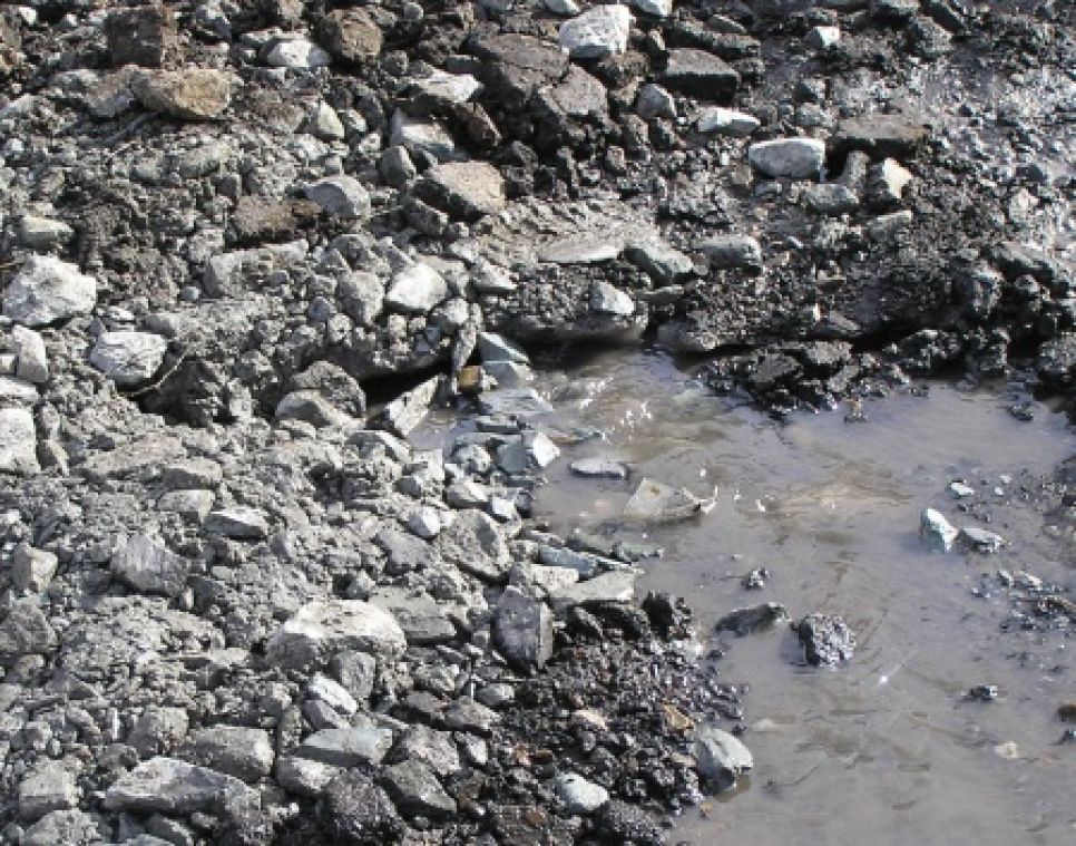 "Достойная и честная" работа Водоканала
Барнаула по ликвидации крупнейшей аварии вновь угрожает оставить город
без воды: на месте халтурно засыпанного котлована появились подземные
провалы.