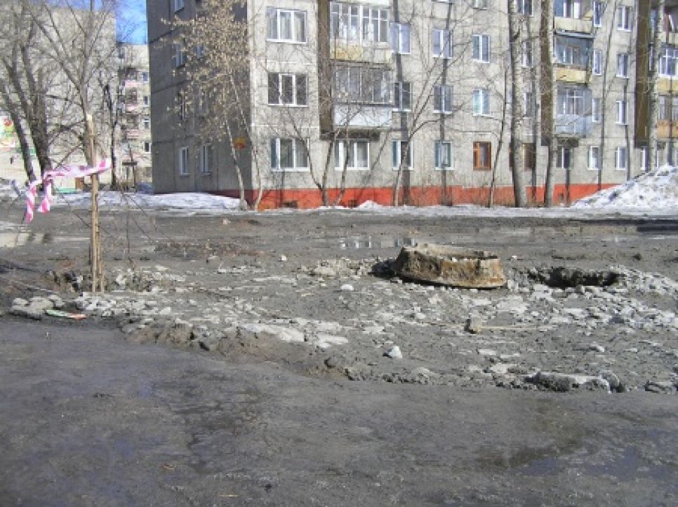 "Достойная и честная" работа Водоканала
Барнаула по ликвидации крупнейшей аварии вновь угрожает оставить город
без воды: на месте халтурно засыпанного котлована появились подземные
провалы.