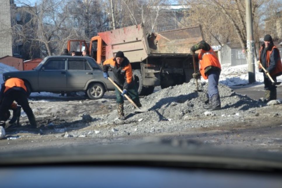 В ответ на вопросы об угрозе повтора крупной
аварии в Барнауле городской Водоканал срочно провел восстановительные
работы на некачественно заделанном котловане и нахамил обеспокоенным
горожанам.