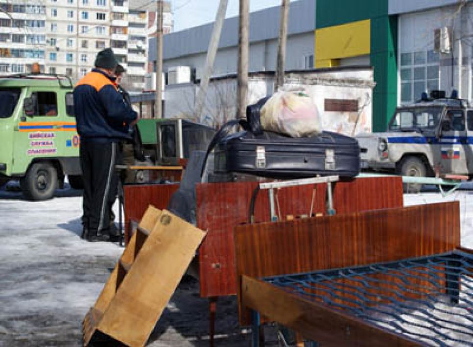 В Бийске судебные приставы выселили на улицу семью с двумя
детьми двух и семи лет.